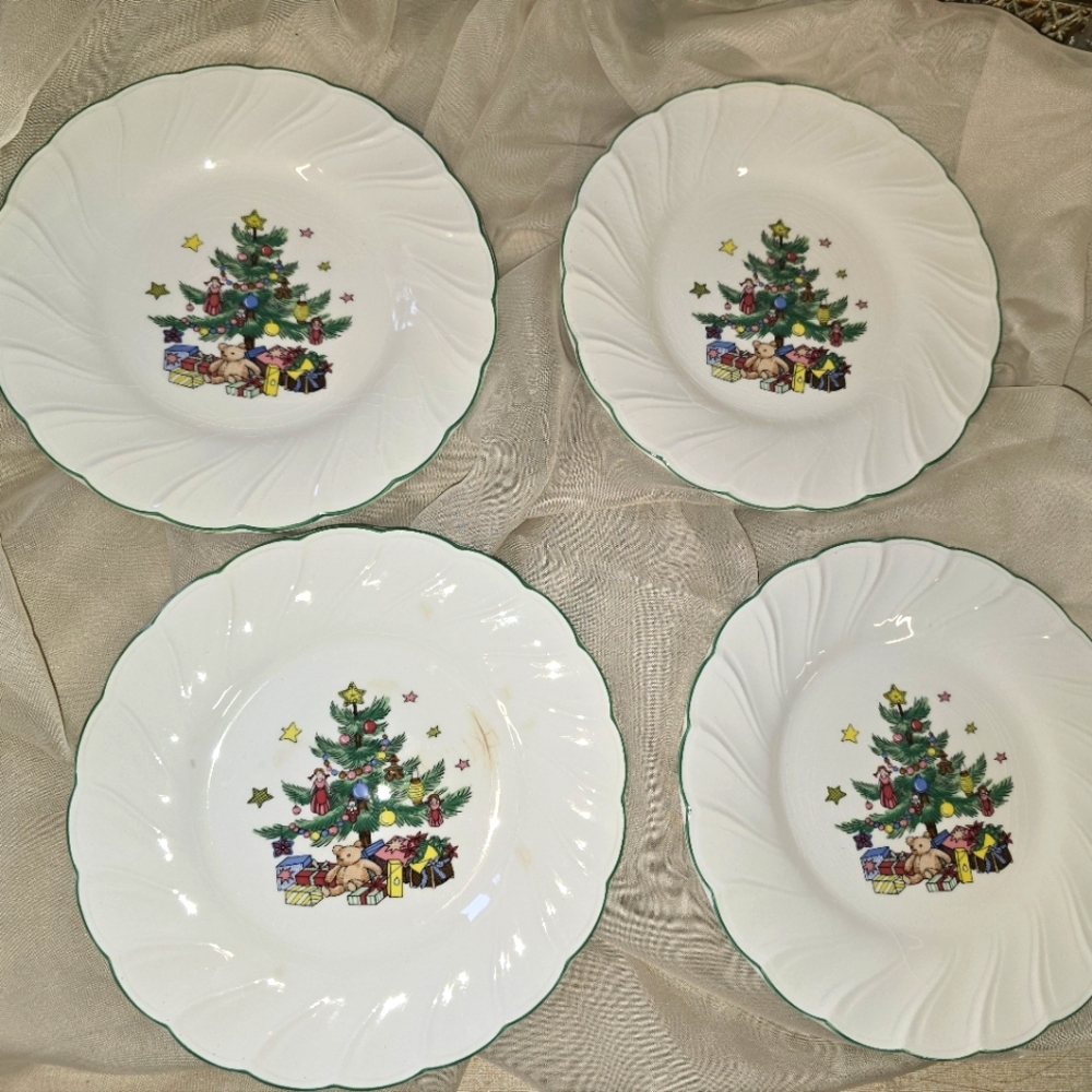 Nikko Christmas Bread and Butter Plates set of 4